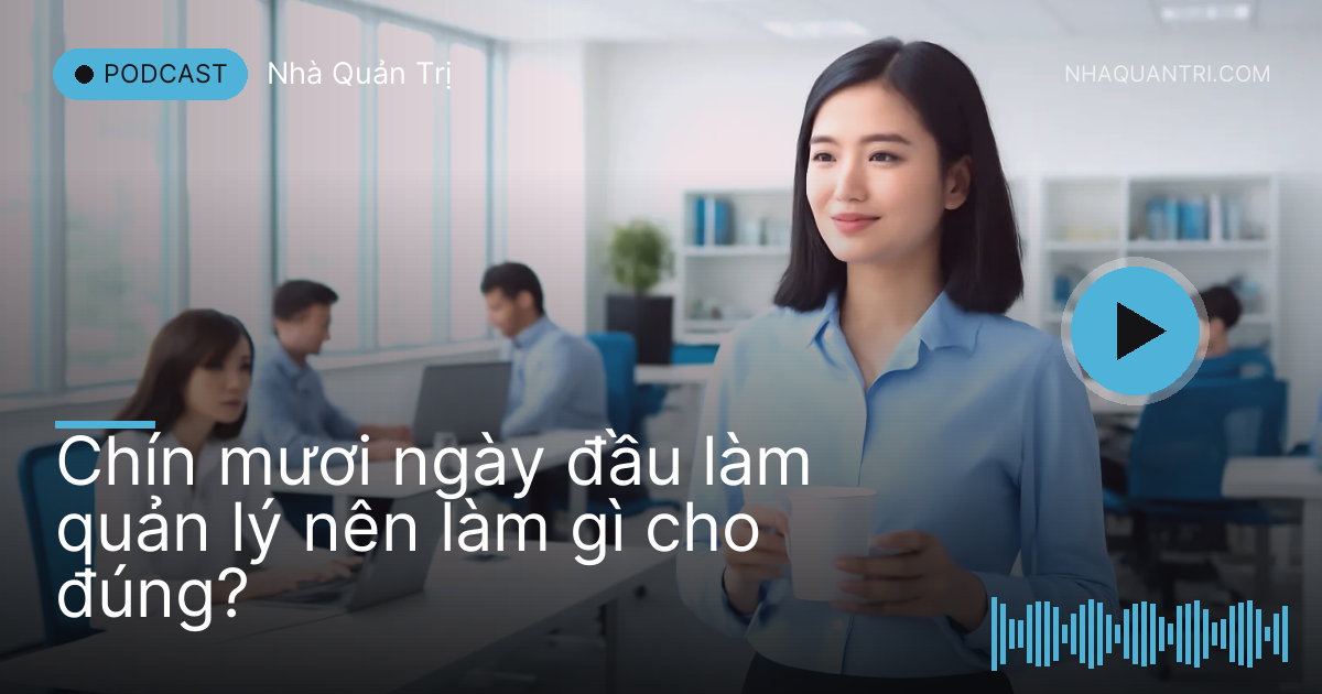 Nữ quản lý mới cầm cốc trà đứng giữa văn phòng sáng nhìn nhóm đang làm việc