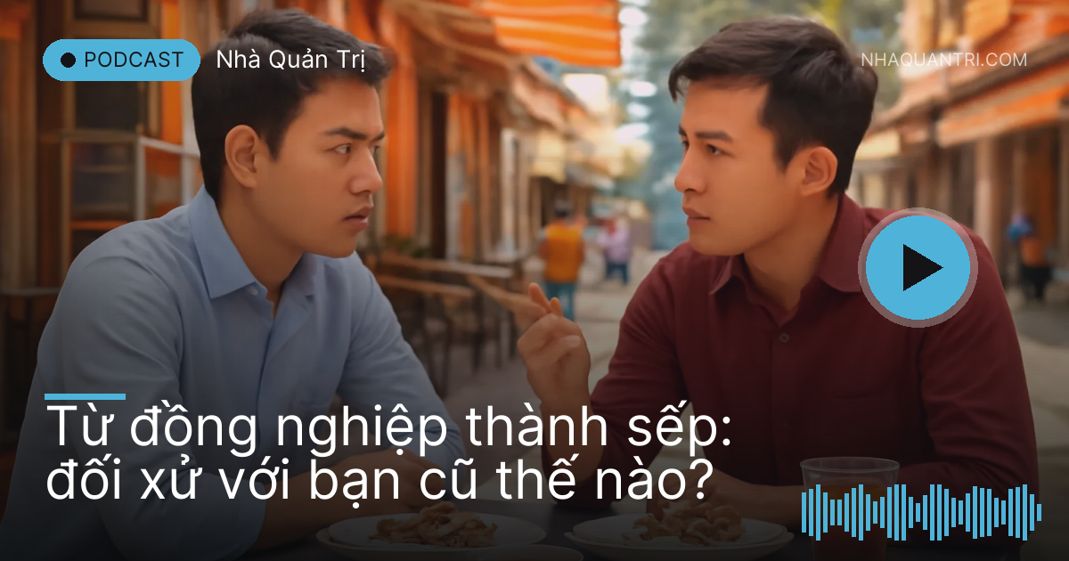 Hai anh trẻ ngồi quán cơm trưa vỉa hè trò chuyện nghiêm túc giữa trưa nắng