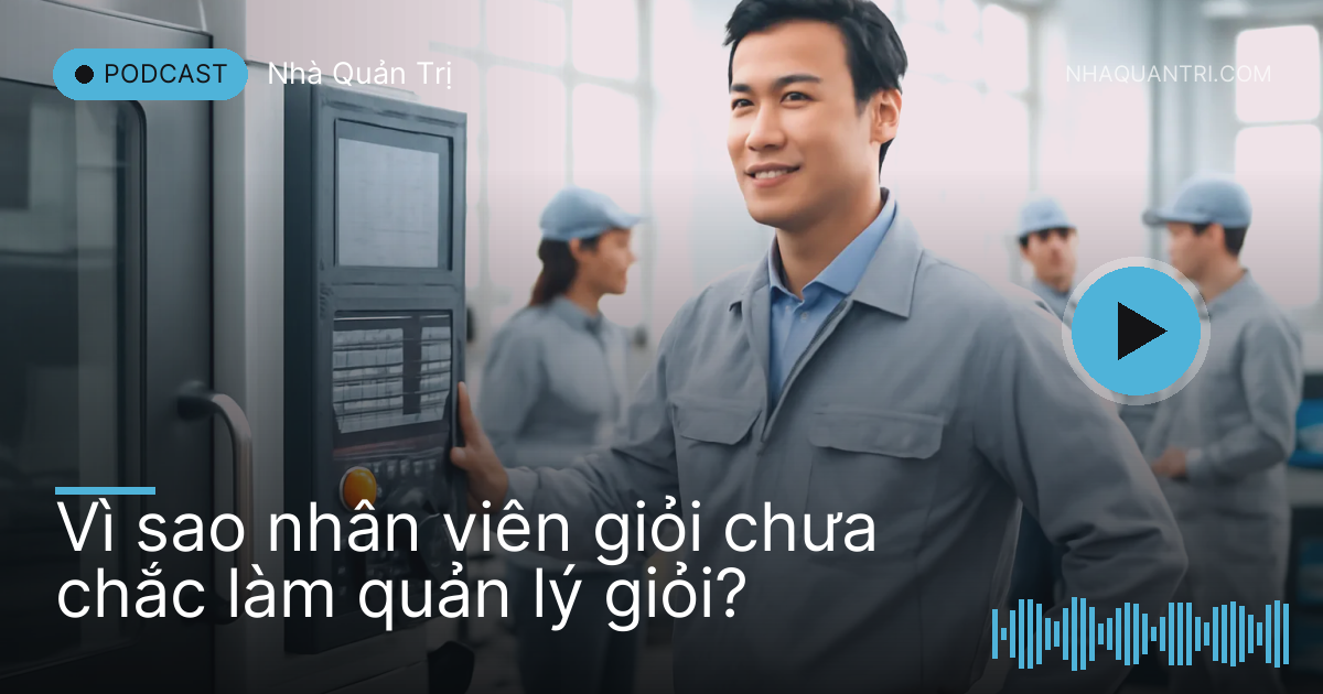 Anh kỹ sư đứng cạnh máy gia công trong xưởng sáng nhìn về phía nhóm thợ
