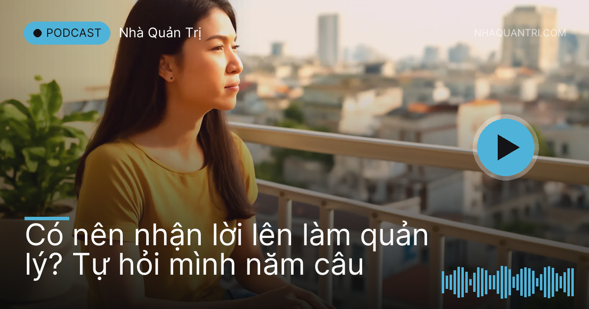Cô gái trẻ ngồi ban công chung cư buổi chiều, sổ tay đóng, nhìn ra thành phố