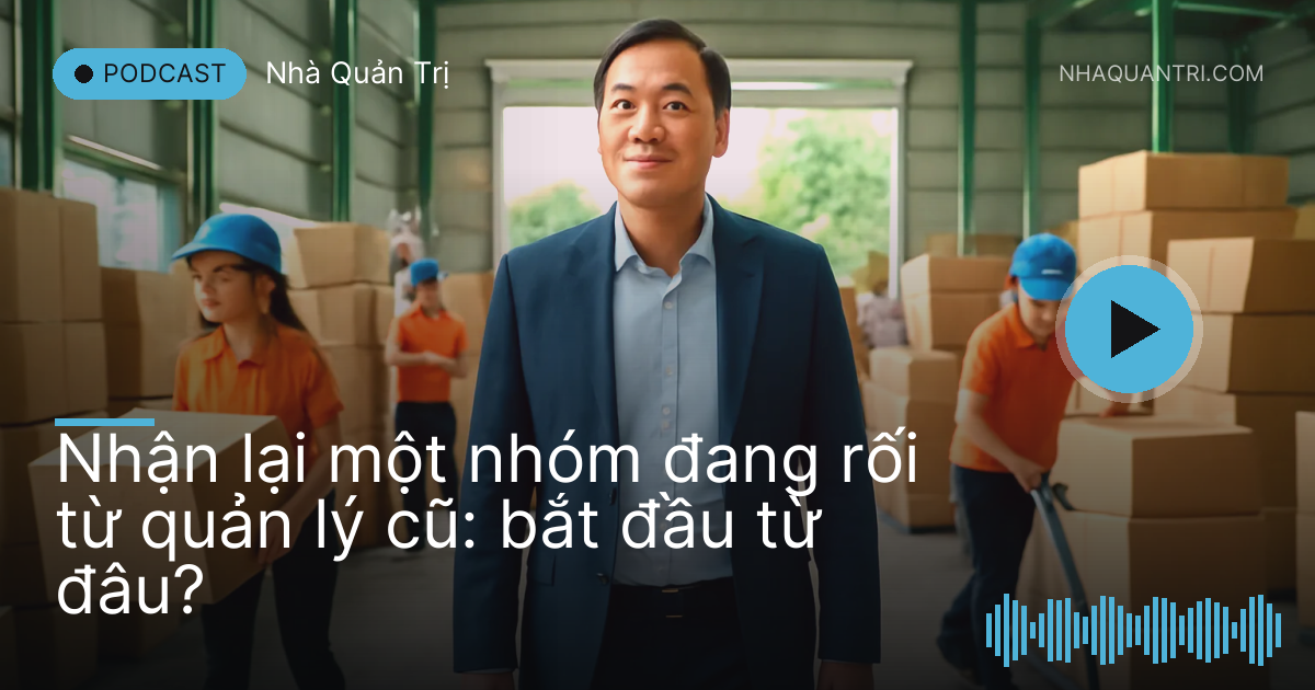 Người quản lý trung niên bước vào kho hàng đông người buổi sáng