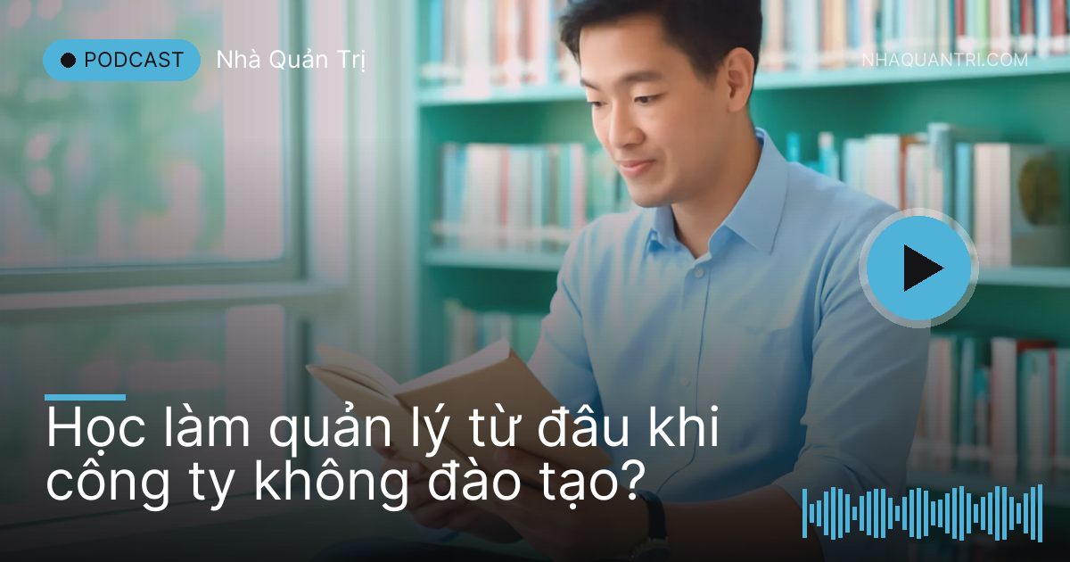 Chị trưởng nhóm trẻ ngồi đọc sách bìa trơn ở góc thư viện sáng sủa