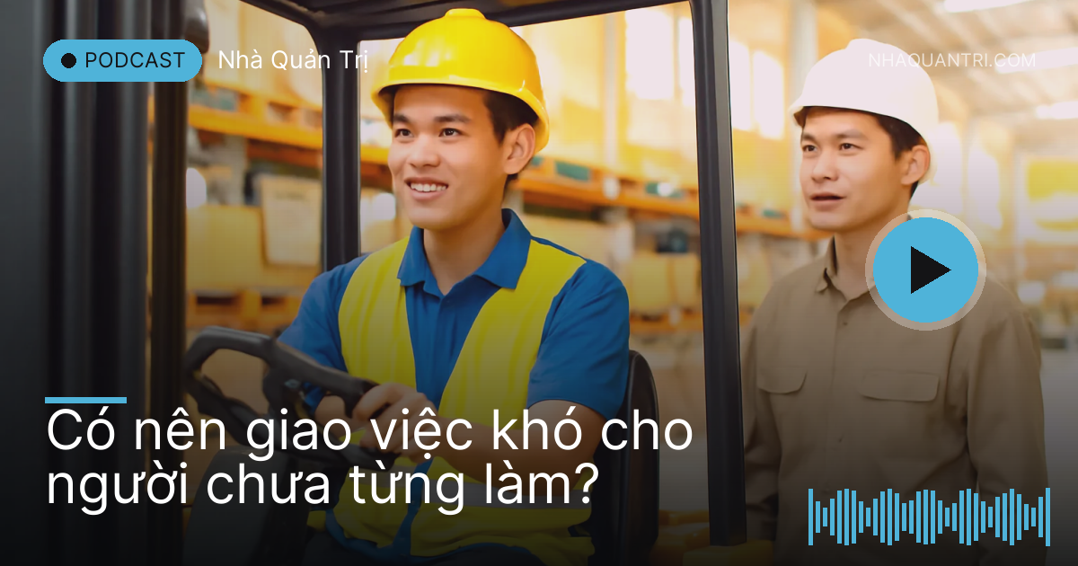 Anh thợ trẻ lần đầu điều khiển xe nâng, người quản lý đứng cạnh quan sát