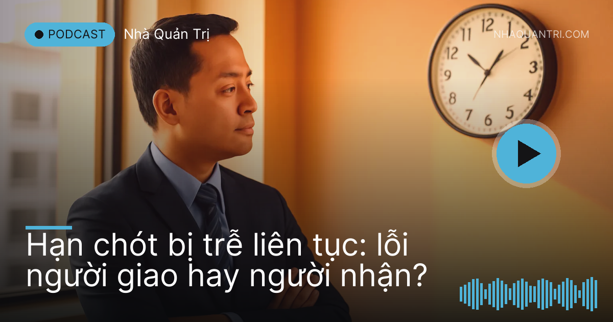 Anh quản lý nhìn lên đồng hồ treo tường trong văn phòng lúc chiều muộn