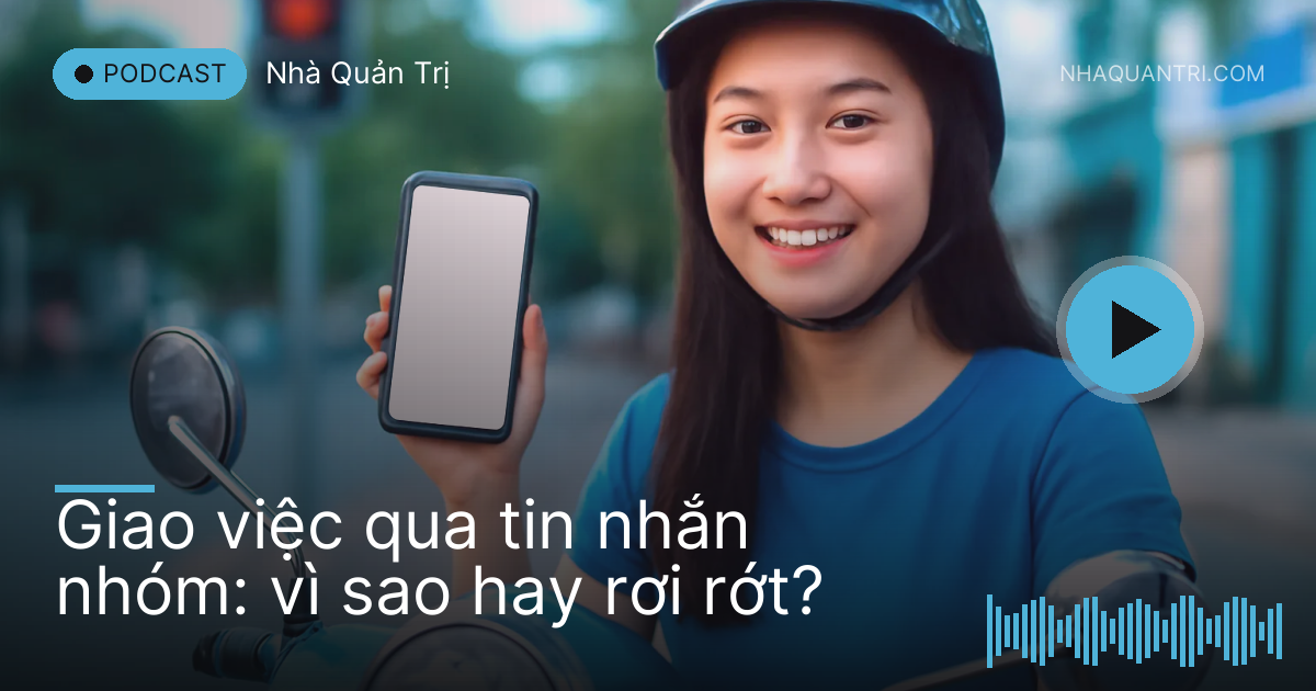 Cô nhân viên ngồi trên xe máy dừng đèn đỏ cầm điện thoại màn hình trống