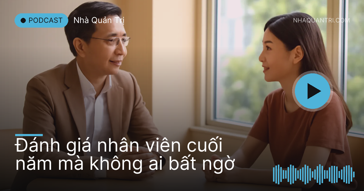 Hai người ngồi đối diện bên bàn tròn gỗ cạnh cửa sổ lớn trò chuyện