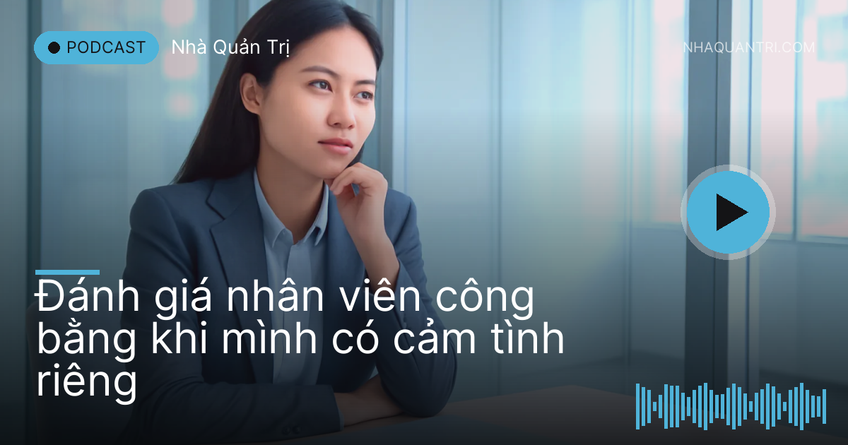 Chị quản lý ngồi một mình trong phòng họp kính, hai tập hồ sơ bìa trơn trước mặt