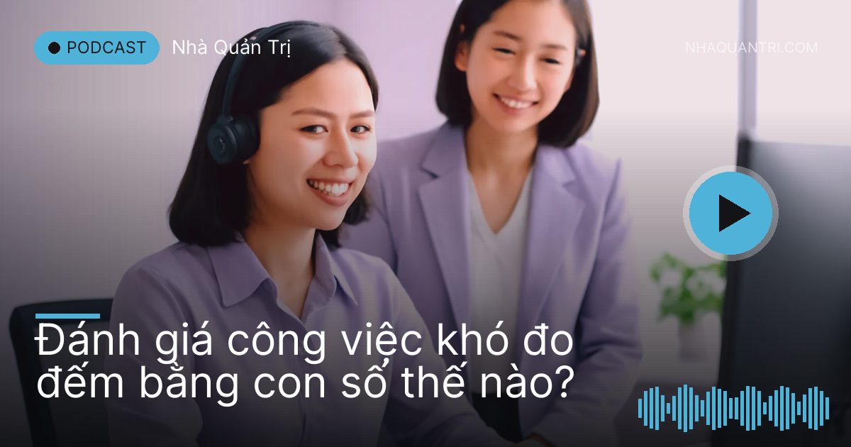 Cô nhân viên chăm sóc khách hàng đeo tai nghe mỉm cười, quản lý đứng sau lắng nghe