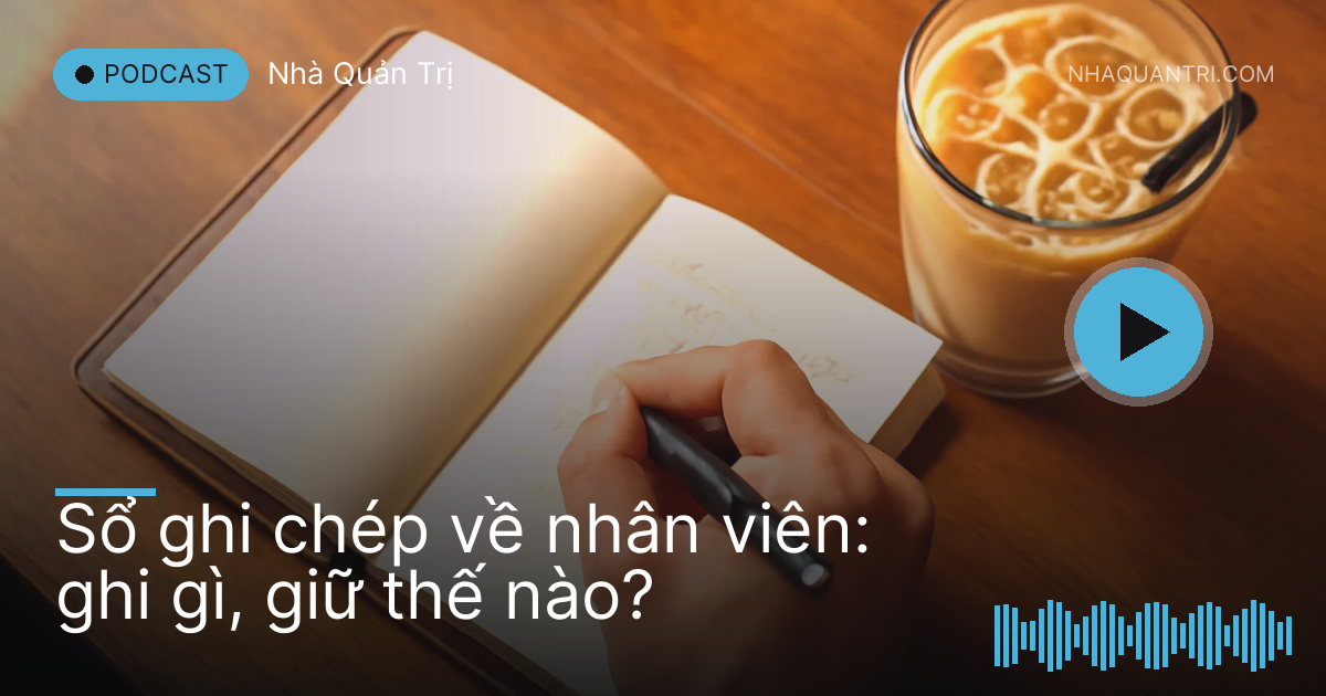 Bàn tay viết vào sổ tay bìa da cạnh ly cà phê sữa đá, nét chữ mờ