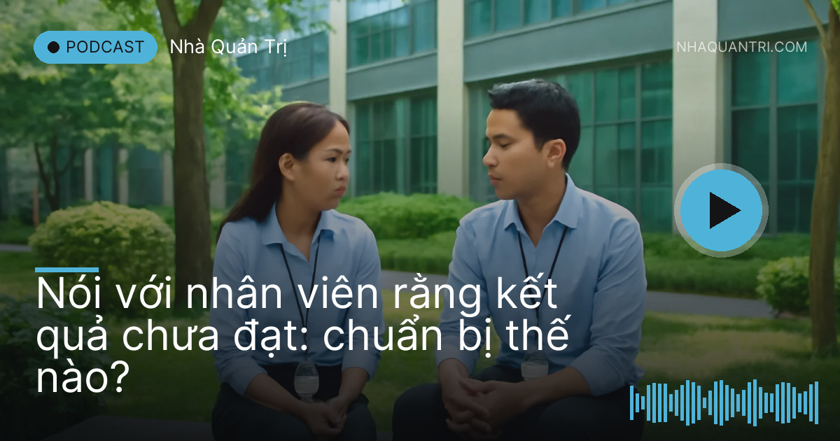 Hai người ngồi ghế đá công viên nhỏ cạnh văn phòng, trò chuyện nghiêm túc