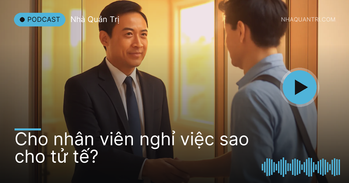 Người quản lý bắt tay tiễn anh nhân viên ra cửa văn phòng lúc chiều
