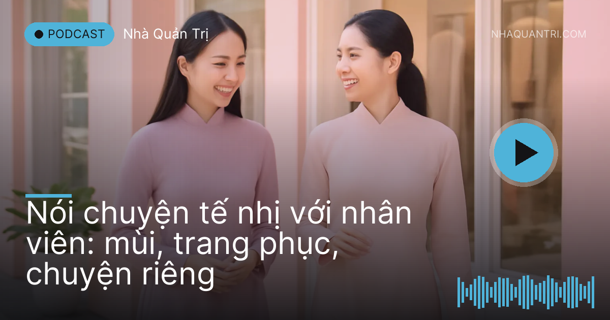 Hai phụ nữ đi dạo ngoài hiên cửa hàng thời trang buổi sáng, nói chuyện nhỏ nhẹ