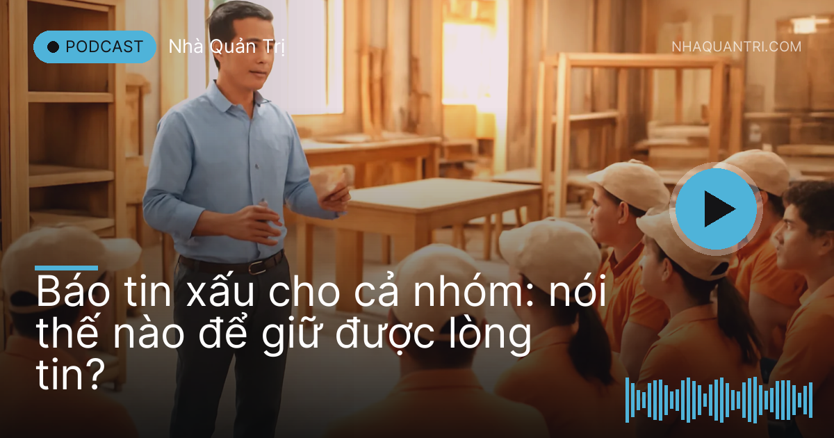 Anh quản lý đứng nói trước khoảng mười người trong xưởng gỗ, mọi người lắng nghe
