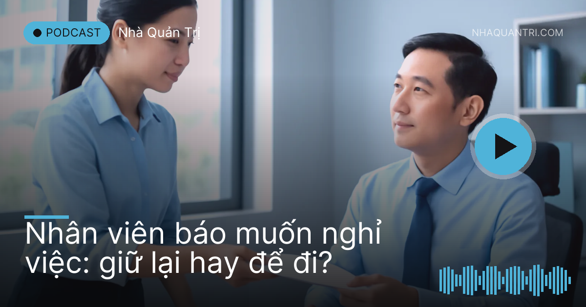 Cô nhân viên đặt phong bì trơn lên bàn, người quản lý ngước lên nhìn