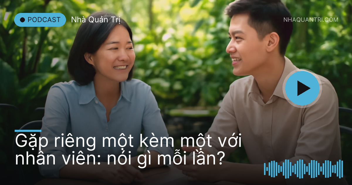 Hai người ngồi quán cà phê sân vườn nhiều cây xanh buổi sáng trò chuyện