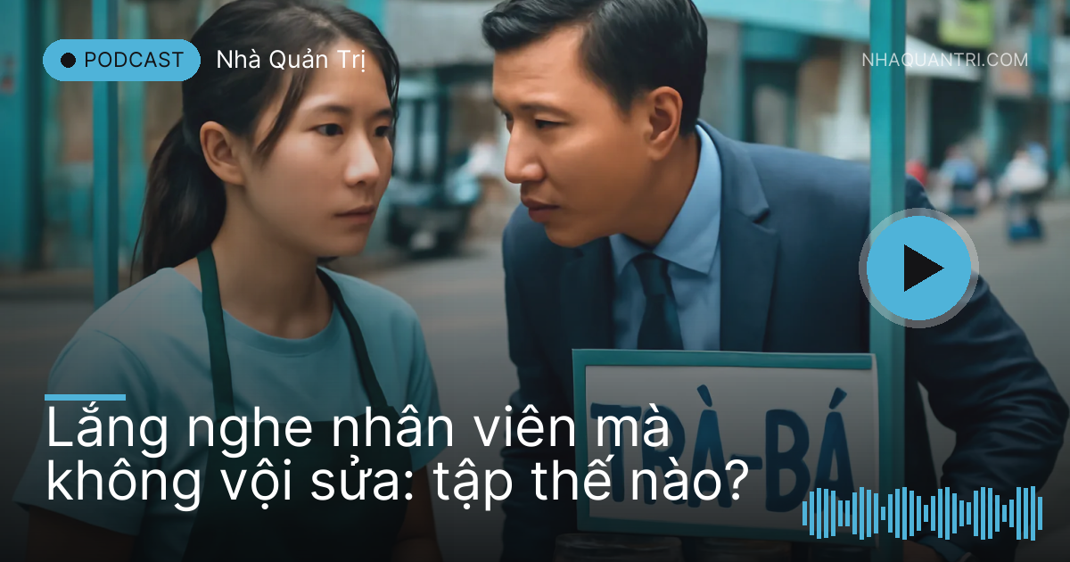 Anh quản lý nghiêng người lắng nghe cô nhân viên kể chuyện ở quán trà đá góc phố