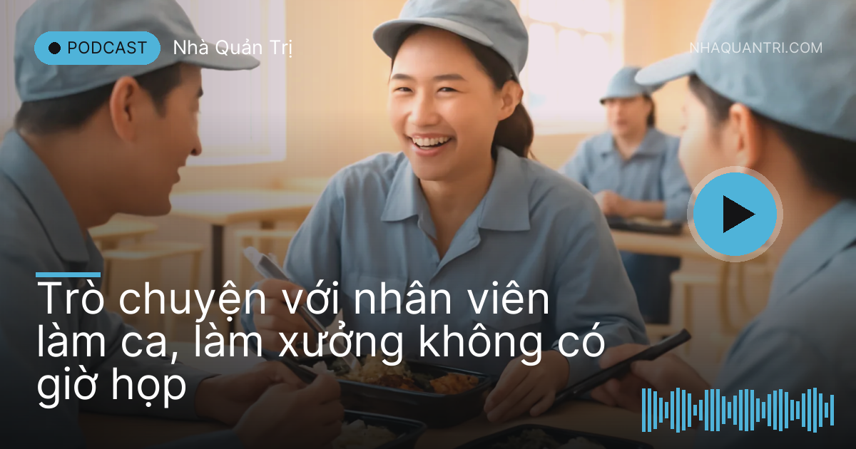 Chị trưởng ca ăn trưa hộp cơm cùng công nhân trong căng tin nhà máy sáng sủa