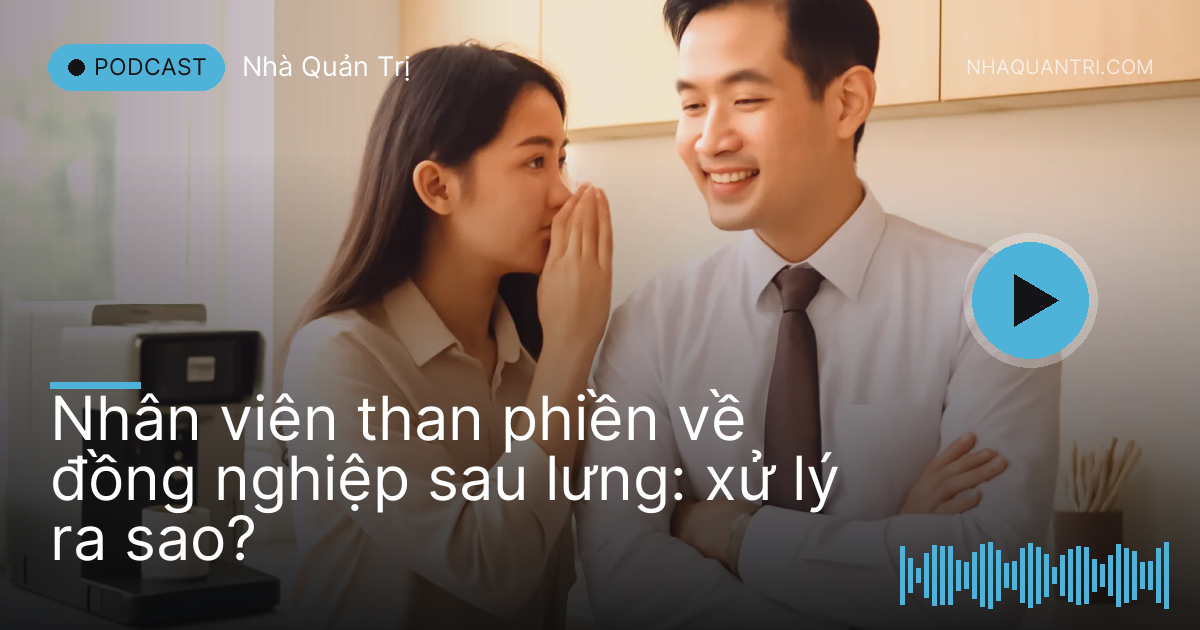 Cô nhân viên nói nhỏ với quản lý cạnh máy pha cà phê trong văn phòng