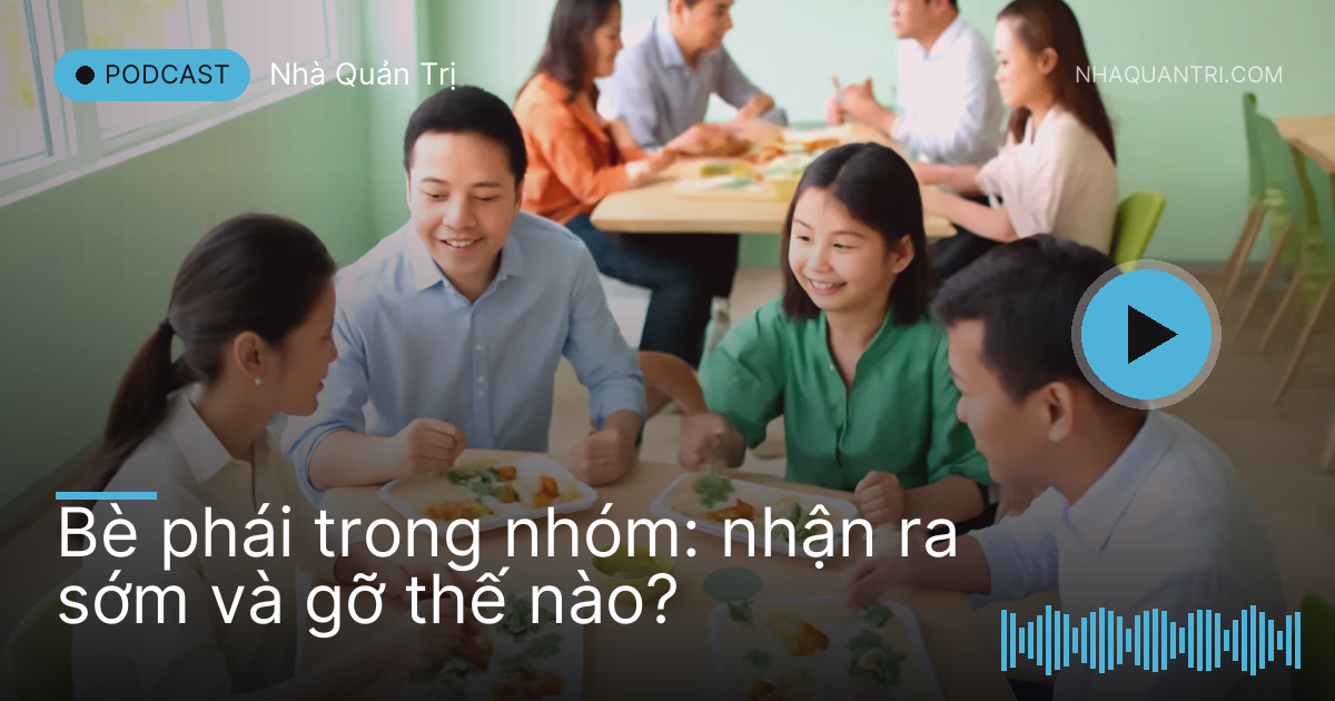 Hai nhóm nhân viên ăn trưa ở hai bàn riêng trong căng tin văn phòng