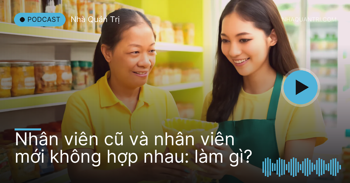 Chị nhân viên lâu năm và cô gái mới cùng xếp hàng lên kệ trong siêu thị mini