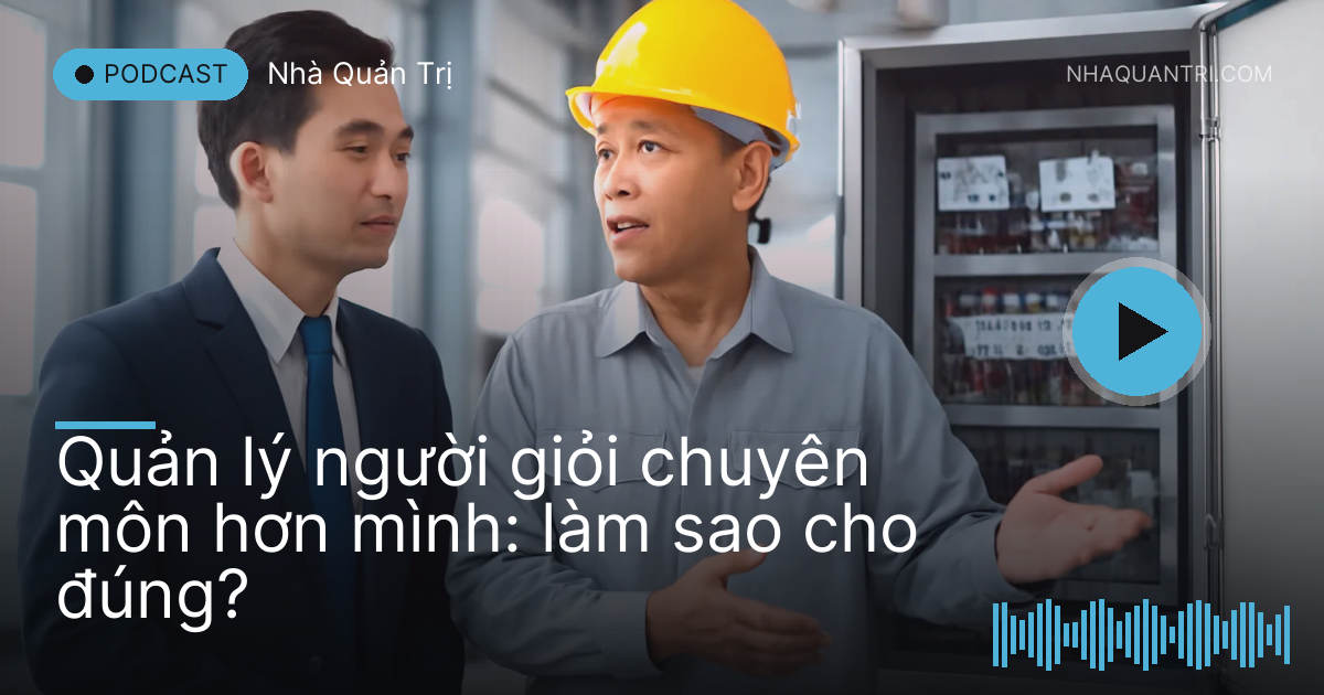 Anh quản lý trẻ đứng nghe bác kỹ thuật viên giải thích bên tủ điện mở