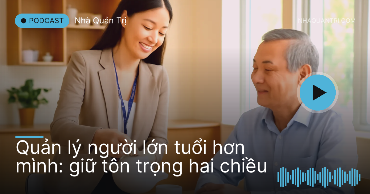 Cô quản lý trẻ rót trà mời chú nhân viên lớn tuổi trong phòng nghỉ